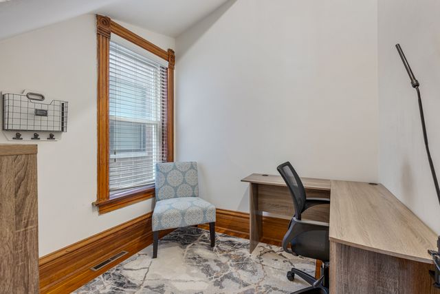 3809 N Kenmore Avenue, Chicago, IL 60613