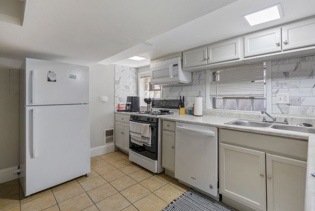 3809 N Kenmore Avenue, Chicago, IL 60613