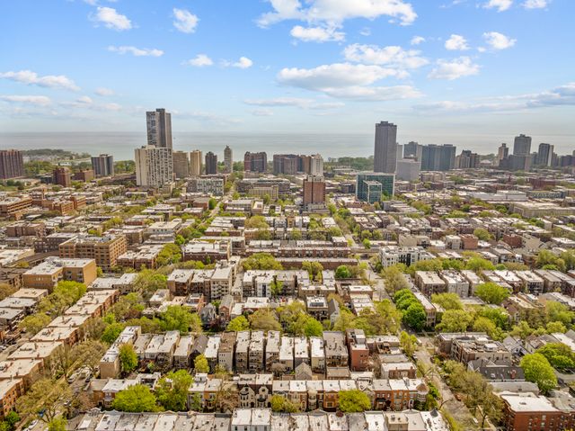 3809 N Kenmore Avenue, Chicago, IL 60613