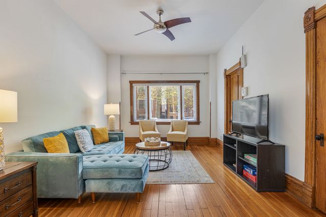 3809 N Kenmore Avenue, Chicago, IL 60613