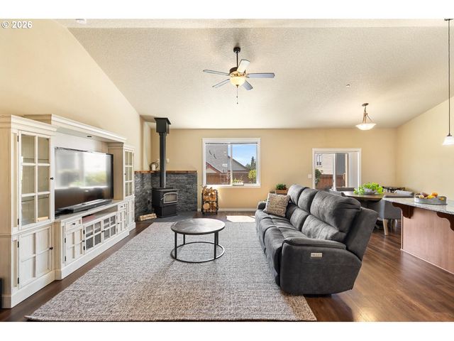 756 E MCKINLEY St, Carlton, OR 97111