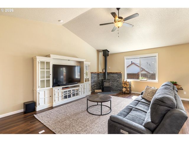 756 E MCKINLEY St, Carlton, OR 97111