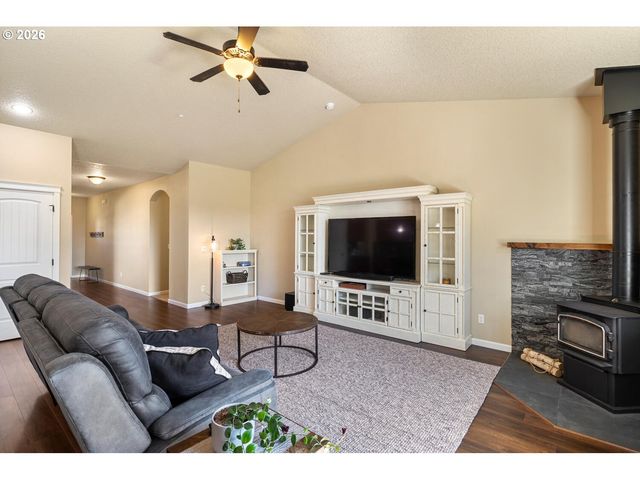 756 E MCKINLEY St, Carlton, OR 97111