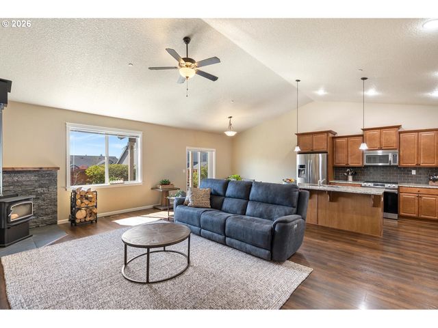 756 E MCKINLEY St, Carlton, OR 97111