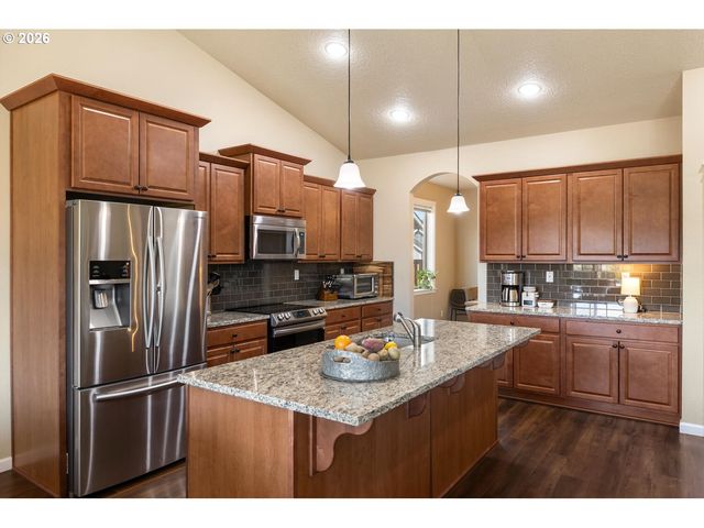 756 E MCKINLEY St, Carlton, OR 97111