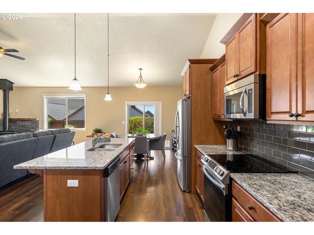 756 E MCKINLEY St, Carlton, OR 97111