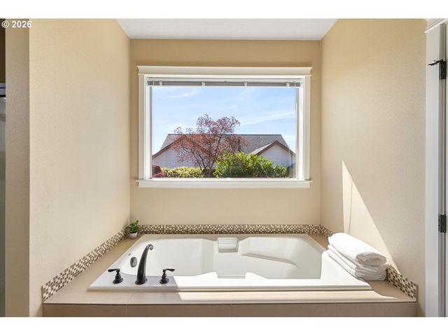 756 E MCKINLEY St, Carlton, OR 97111