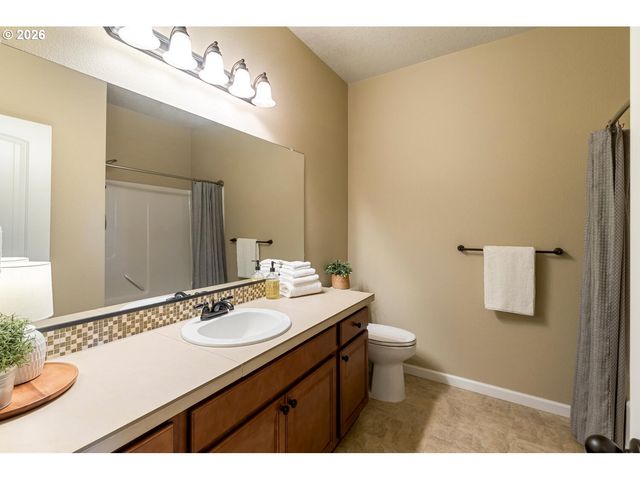 756 E MCKINLEY St, Carlton, OR 97111