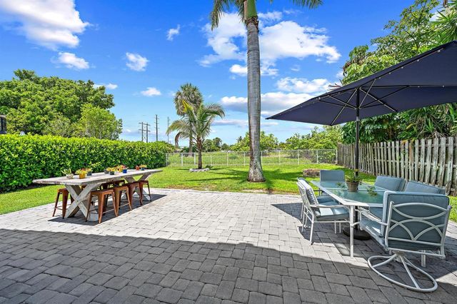 1875 Oak Berry Circle, Wellington, FL 33414