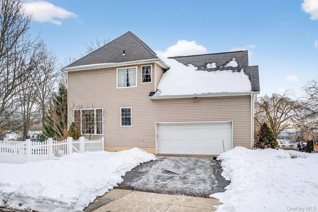 32 Woodstock Lane, Middletown, NY 10941