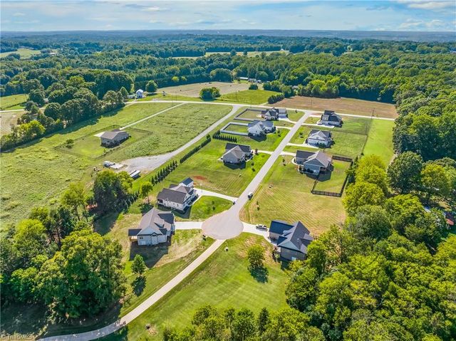 158 Beauchamp Oaks Court, Advance, NC 27006