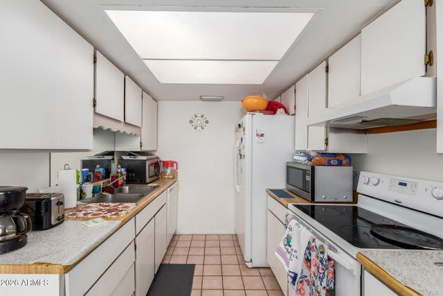 9634 W IRONWOOD Drive B, Peoria, AZ 85345