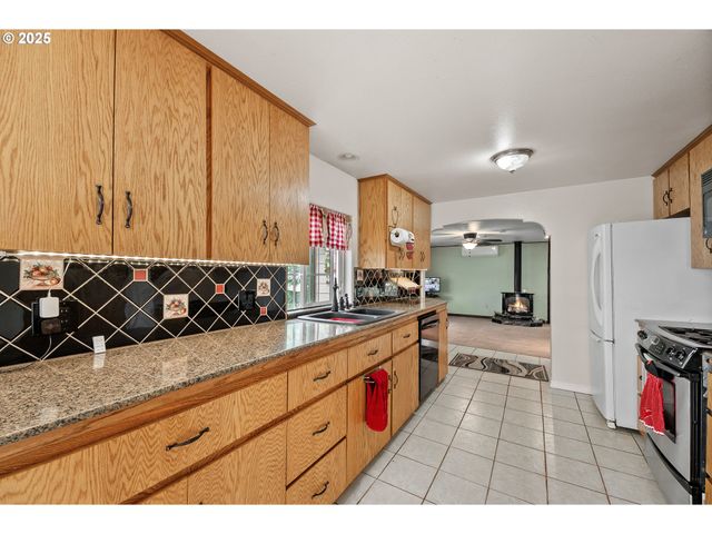 10 Se KEGLER Ave, Winston, OR 97496