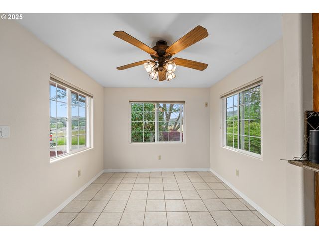 10 Se KEGLER Ave, Winston, OR 97496