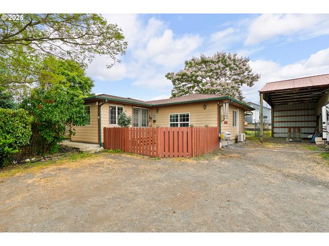 10 Se KEGLER Ave, Winston, OR 97496