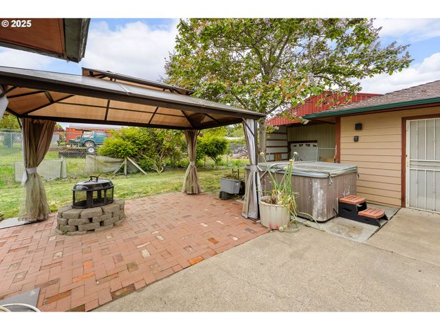 10 Se KEGLER Ave, Winston, OR 97496