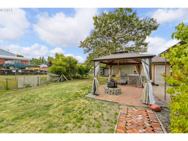 10 Se KEGLER Ave, Winston, OR 97496