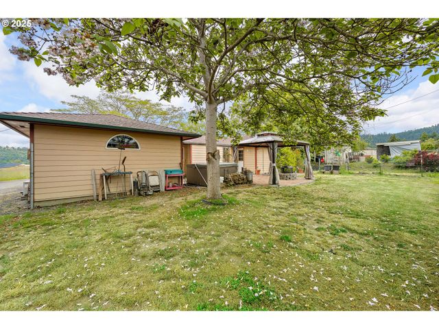 10 Se KEGLER Ave, Winston, OR 97496