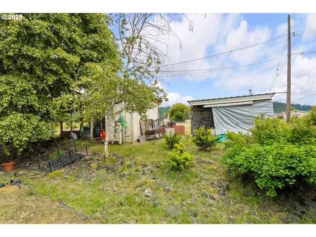 10 Se KEGLER Ave, Winston, OR 97496
