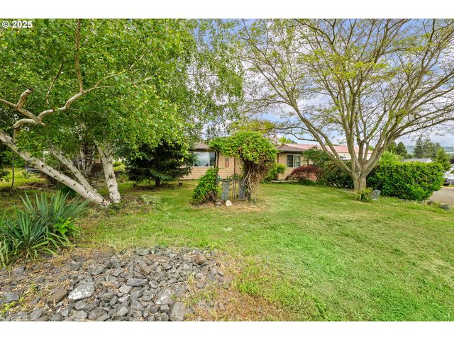 10 Se KEGLER Ave, Winston, OR 97496