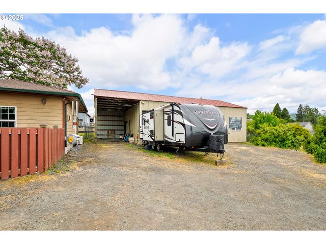 10 Se KEGLER Ave, Winston, OR 97496