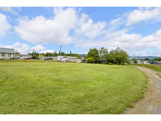 10 Se KEGLER Ave, Winston, OR 97496