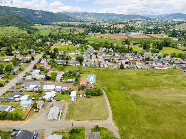10 Se KEGLER Ave, Winston, OR 97496