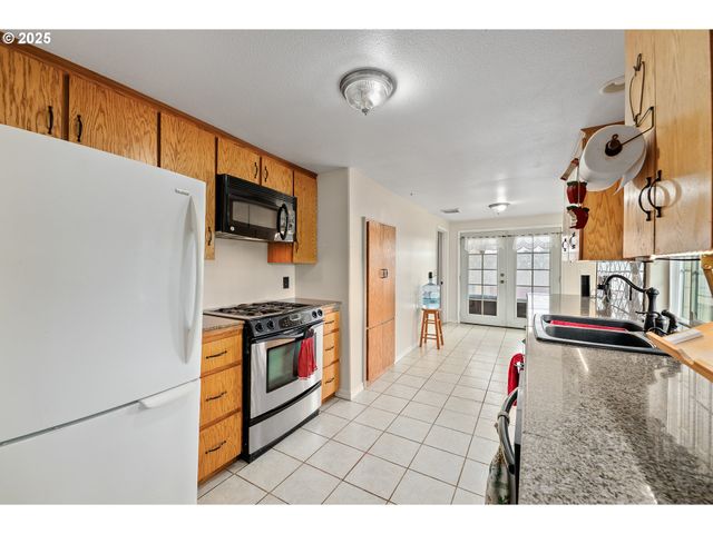 10 Se KEGLER Ave, Winston, OR 97496