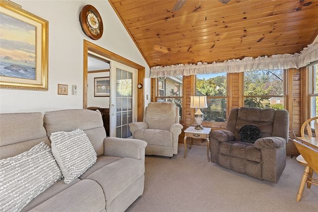 801 Redstone Dr, Shaler, PA 15101