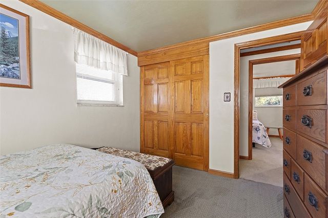 801 Redstone Dr, Shaler, PA 15101