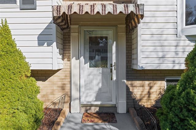 801 Redstone Dr, Shaler, PA 15101