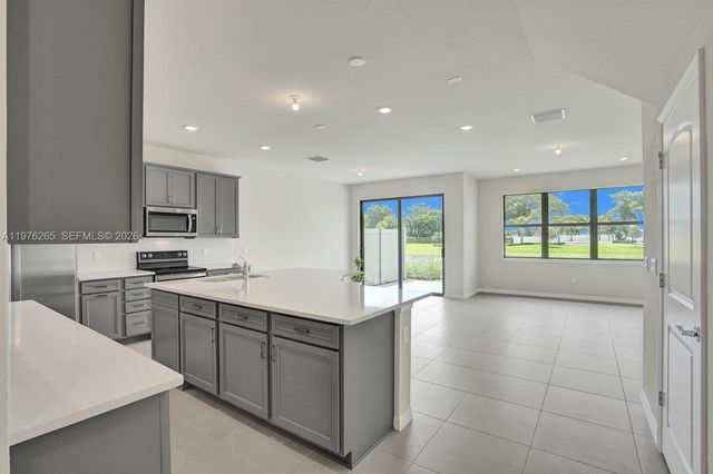 2202 S Appleton Circle S, Oakland Park, FL 33309