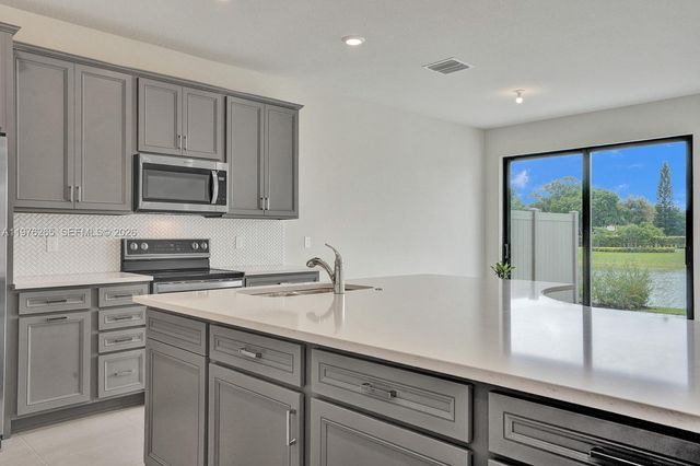 2202 S Appleton Circle S, Oakland Park, FL 33309