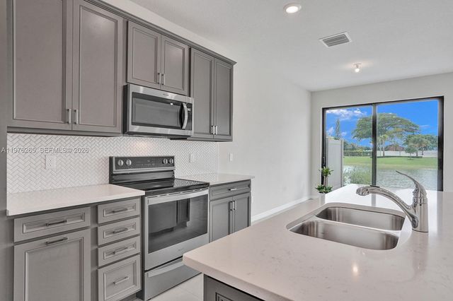 2202 S Appleton Circle S, Oakland Park, FL 33309