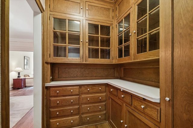 3300 N Lake Shore Drive 10D, Chicago, IL 60657