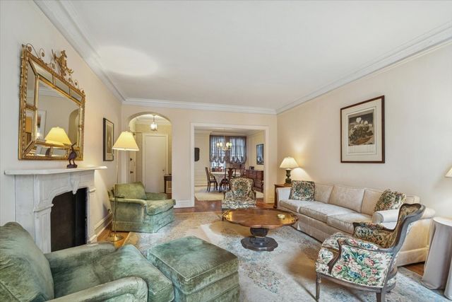 3300 N Lake Shore Drive 10D, Chicago, IL 60657