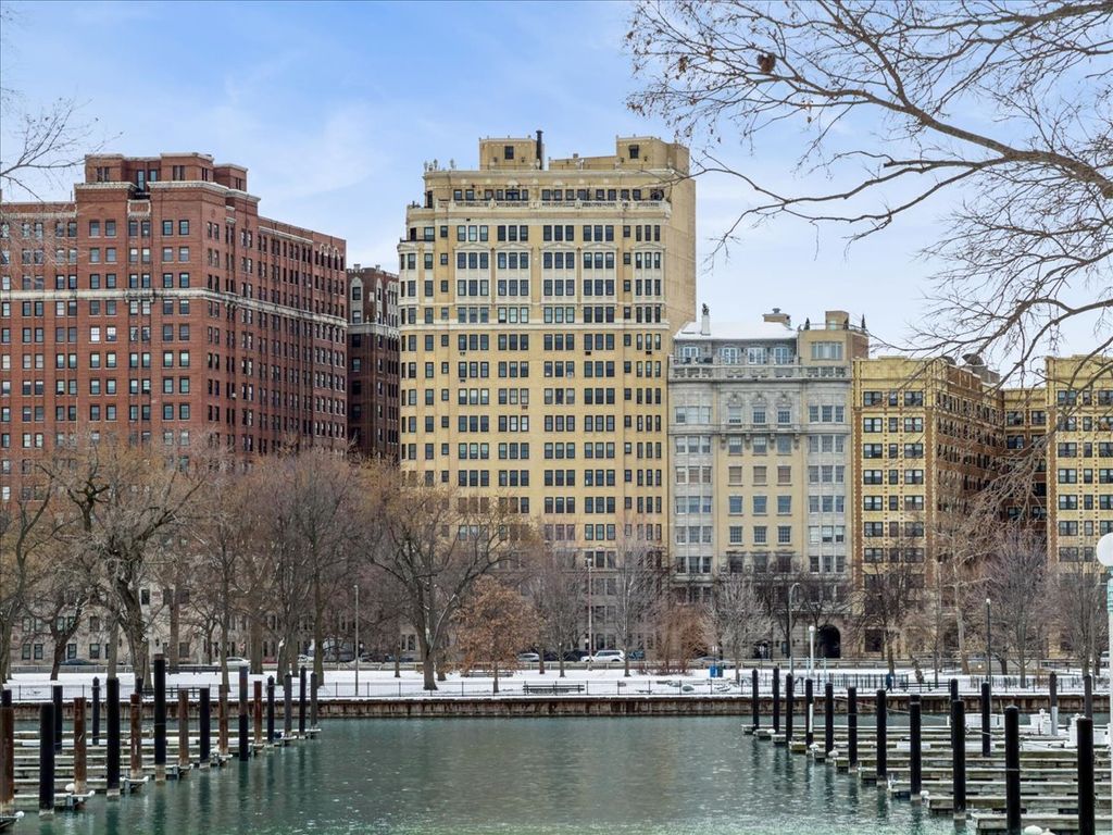 3300 N Lake Shore Drive 10D, Chicago, IL 60657