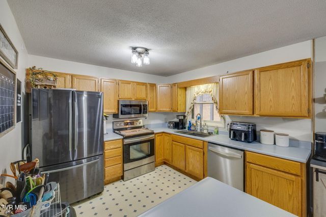 3200 Buckingham Drive, Johnson City, TN 37604