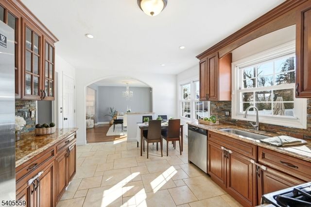 26 E Harrison Pl, Livingston Twp., NJ 07039