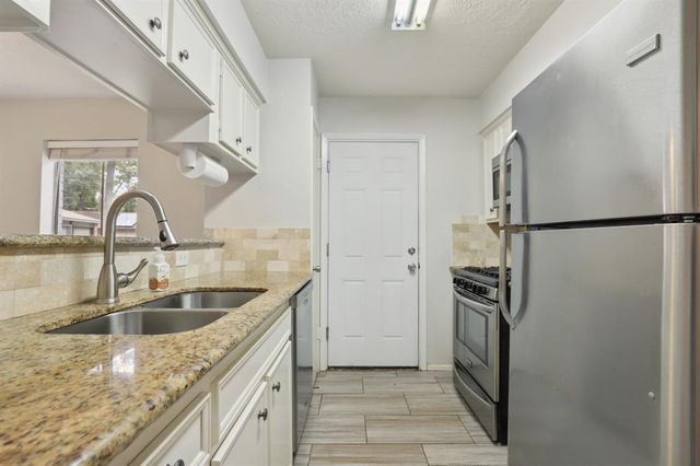 24 E Bigelow Oak Court, Spring, TX 77381