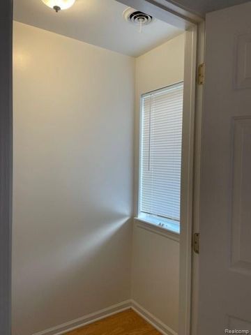 14 Eden Park Drive, Dearborn Heights, MI 48127