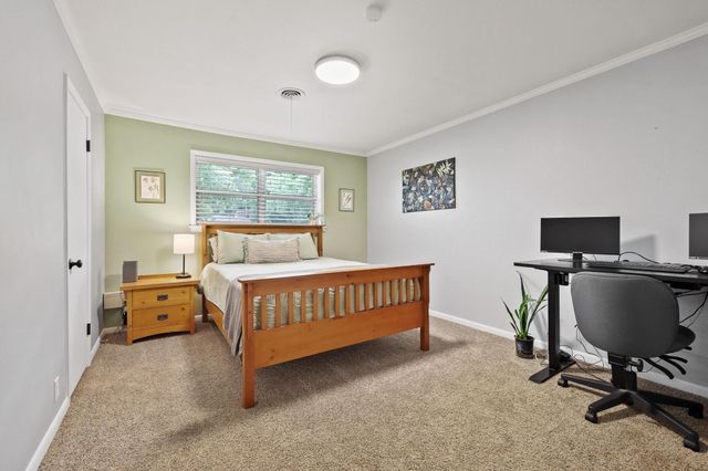 111 W Tennie Street, Gainesville, TX 76240