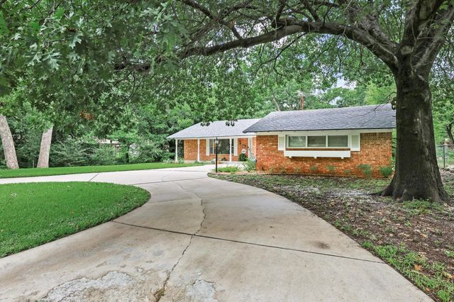 111 W Tennie Street, Gainesville, TX 76240