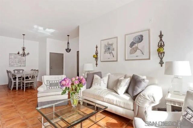 8328 Regents Road 3G, Utc, CA 92122