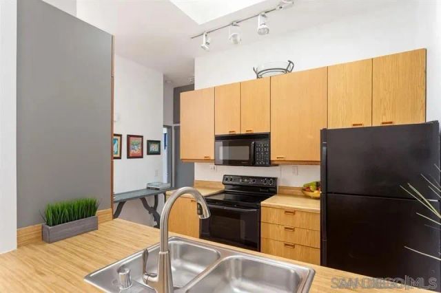 8328 Regents Road 3G, Utc, CA 92122