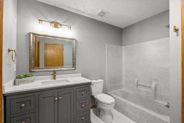 1770 Donegal Drive 6, Woodbury, MN 55125