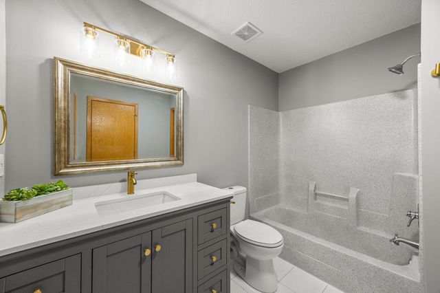 1770 Donegal Drive 6, Woodbury, MN 55125