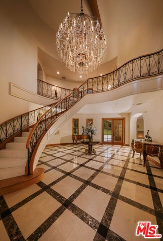 3829 Hayvenhurst Drive, Los Angeles, CA 91436