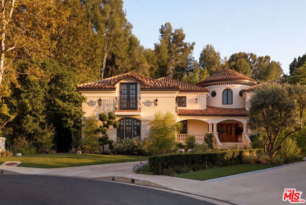 3829 Hayvenhurst Drive, Los Angeles, CA 91436