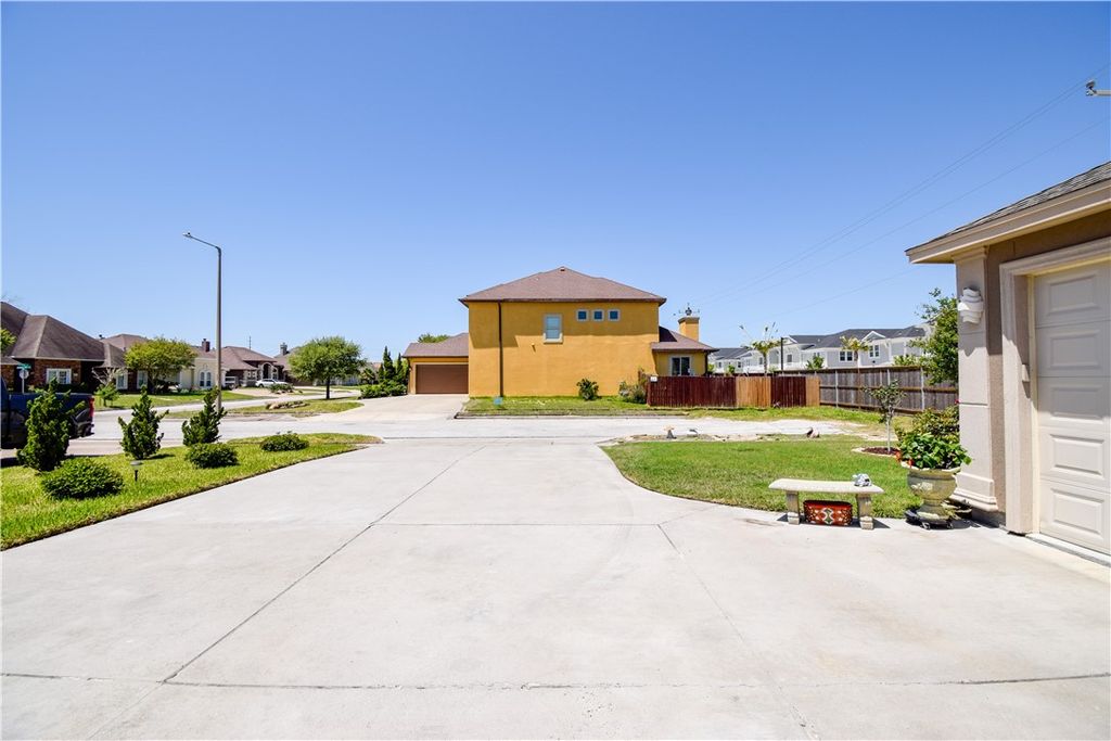 4002 Rayado Creek Dr, Corpus Christi, TX 78414 — photo 2